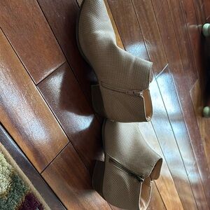 Light tan Esprit ankle boots with zipper.